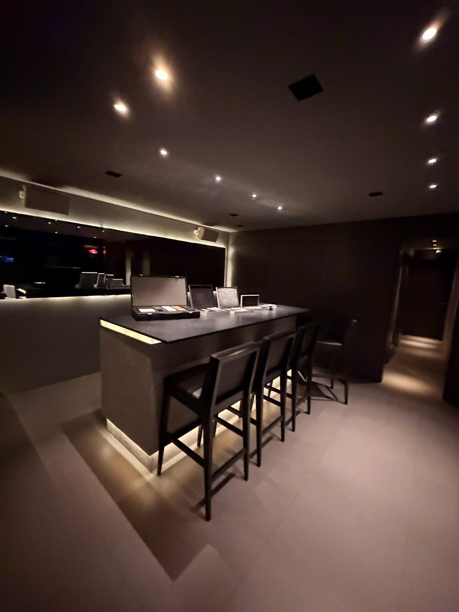 Detalhe de bar residencial de alto padrão com acabamento premium e iluminação cênica dourada