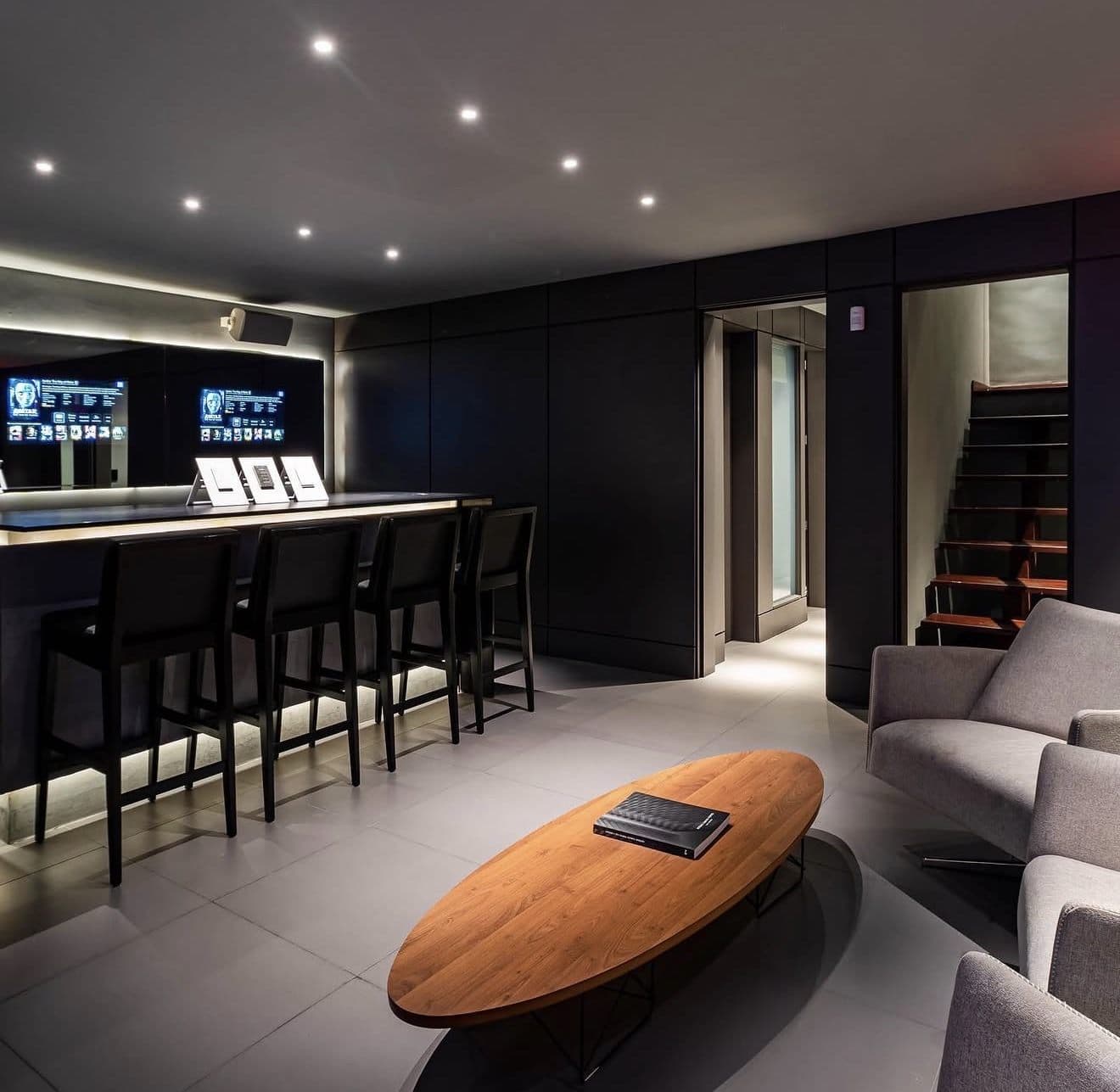 Ambiente de lounge residencial com poltronas reclináveis e iluminação indireta para home theater