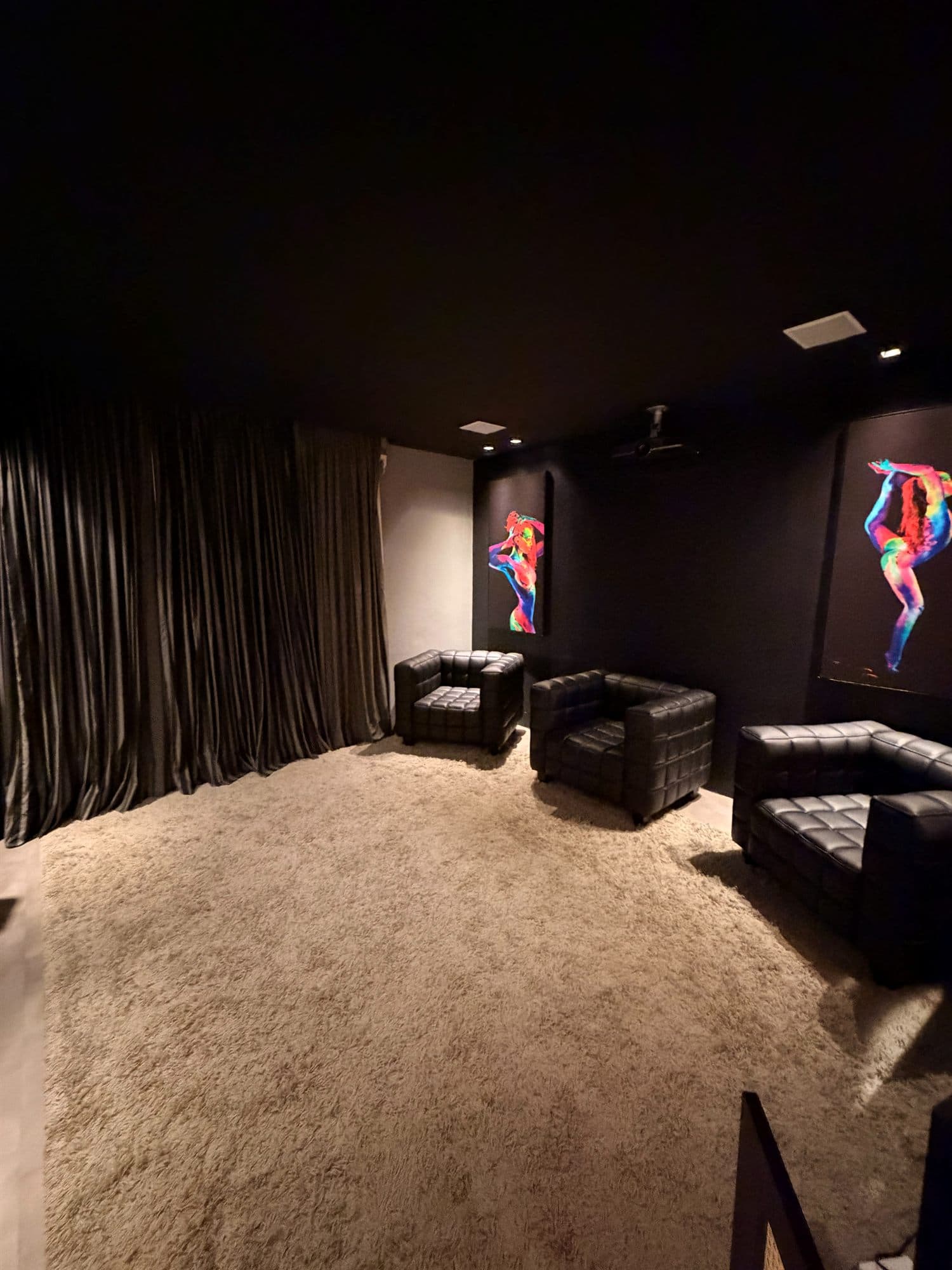 Detalhe de parede com tratamento acústico e acabamento premium em sala de home theater residencial