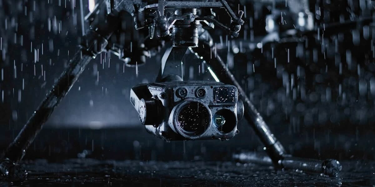Drone DJI Enterprise com payload multissensor operando sob chuva forte, demonstrando resistência a intempéries
